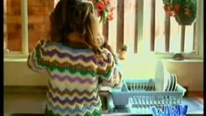 Niña Inocente, Limpiando Laptop